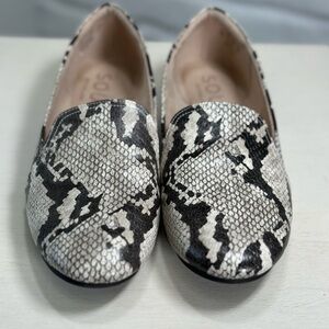 Women’s Naturalizer Soul loafers. Snakeskin. Size 8M.